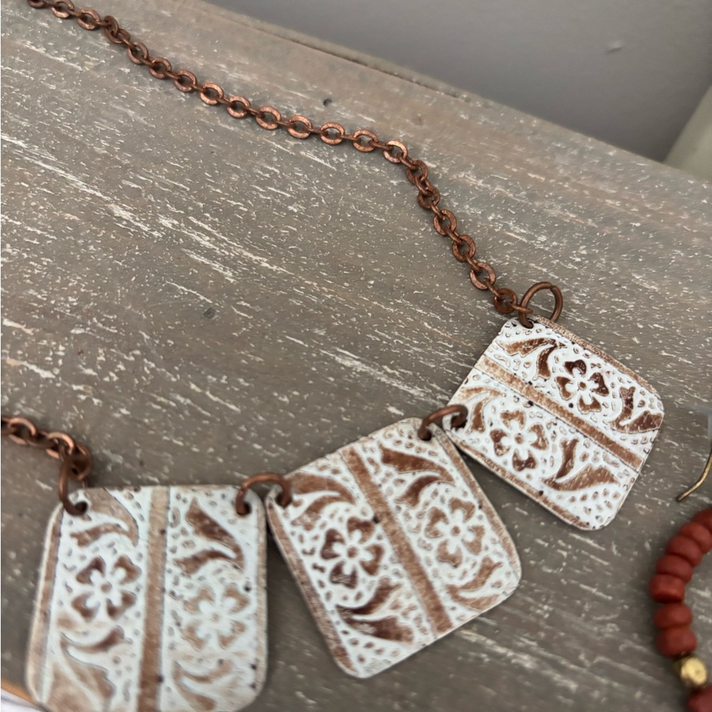Chic White and Gold Necklace